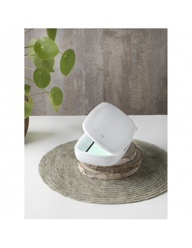 Capsule UV smartphone sanitizer with 5W wireless charging pad